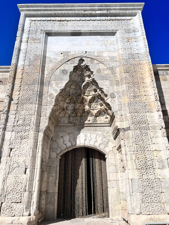 Sculpture ornementale en pierre d'une façade de bâtiment ancien.