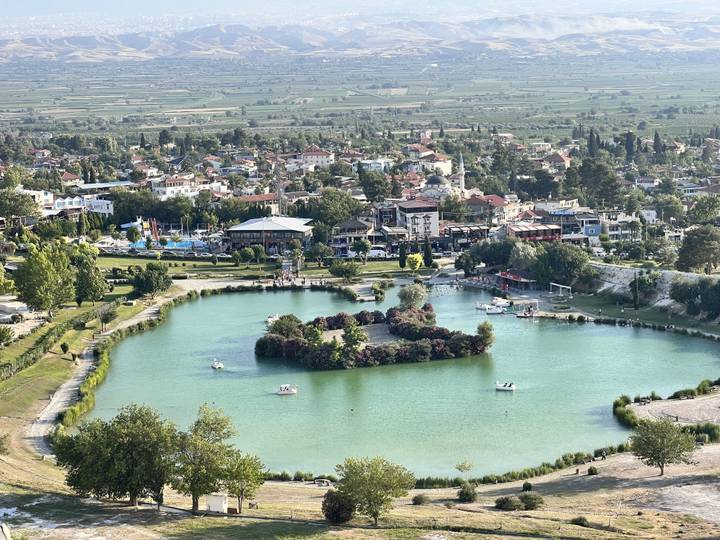 Vue panoramique sur un parc paysager avec un bassin central.