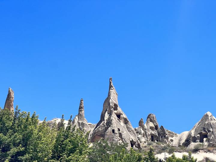 Des formations rocheuses distinctes sous un ciel bleu dégagé.