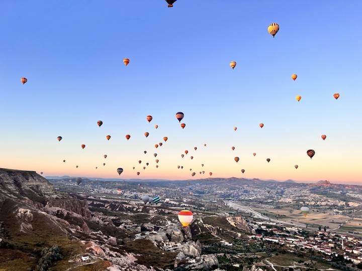 De nombreuses montgolfières au-dessus du paysage rocheux de la Cappadoce.