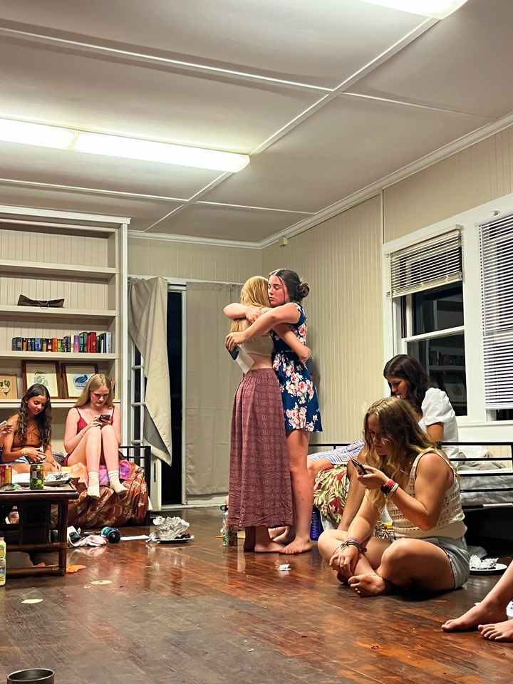 Des personnes dans une pièce s'adonnant à diverses activités, notamment des embrassades.