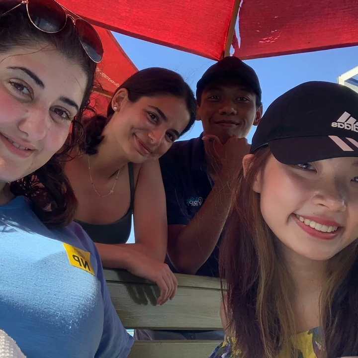 Des gens qui posent joyeusement à l'extérieur.