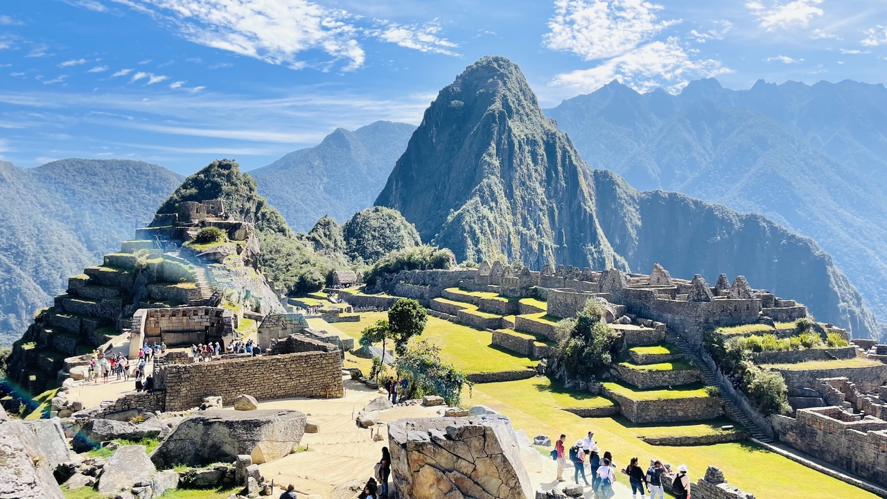 Vue panoramique du Machu Picchu avec un magnifique arrière-plan montagneux.