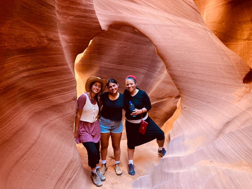Trois femmes posant dans un canyon pittoresque.