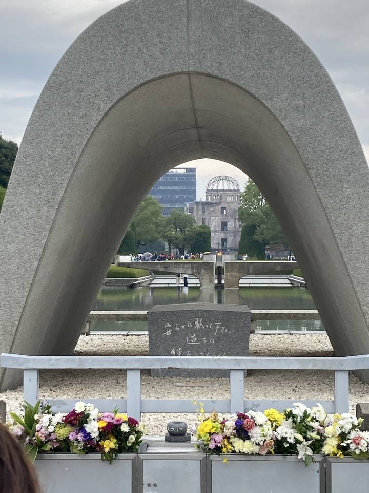 Mémorial de la Paix d'Hiroshima avec arches et fleurs.