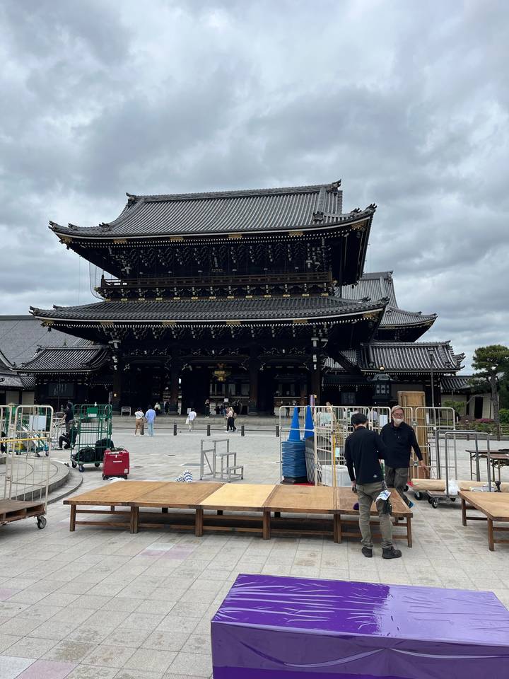 Un temple japonais traditionnel avec des touristes devant.