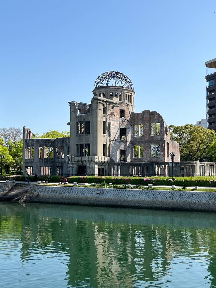 Le Dôme de la Bombe Atomique se reflétant dans une rivière par une journée claire.