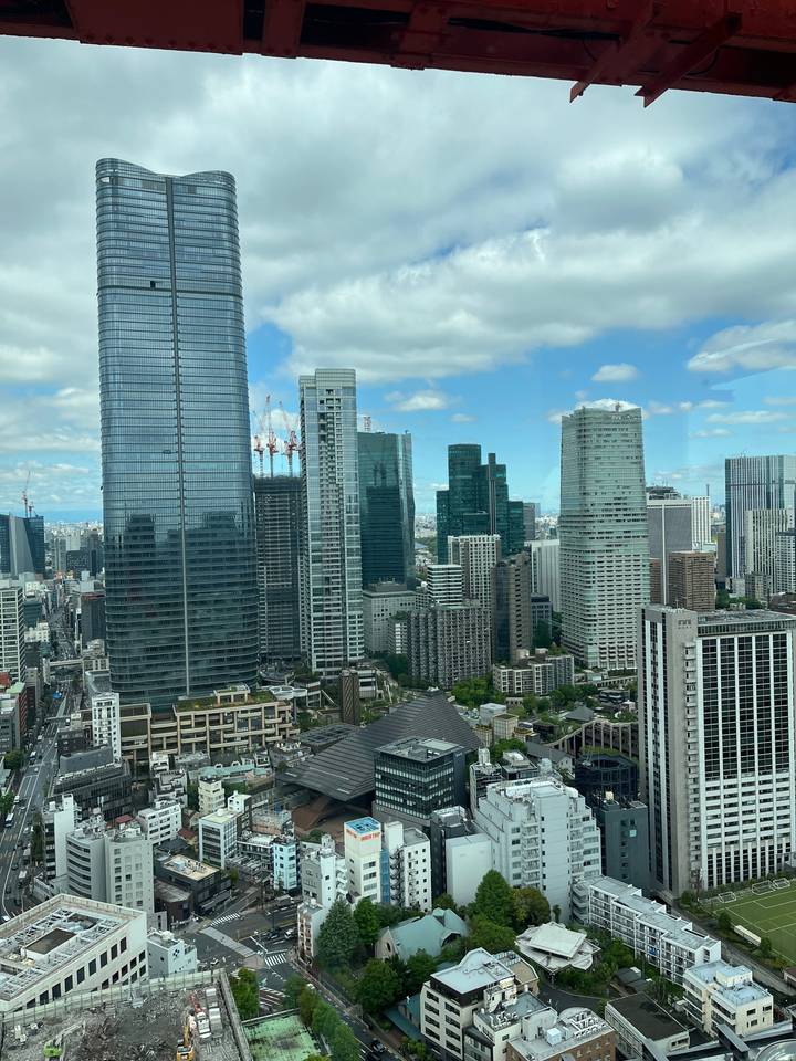 Une vue aérienne des gratte-ciel de Tokyo avec un ciel nuageux.