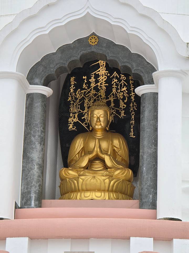 Statue de Bouddha dorée dans un temple.