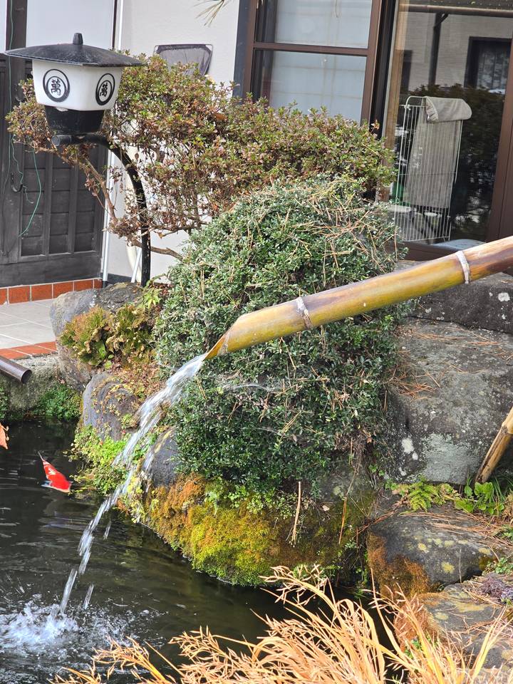 Fontaine en bambou dans un jardin japonais traditionnel.