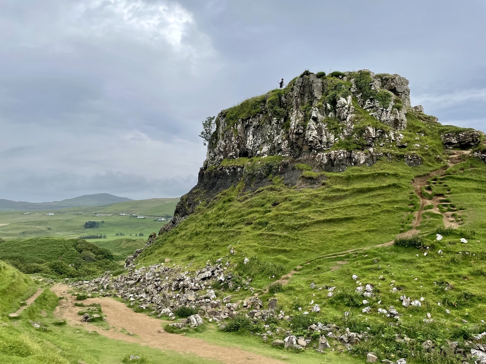 Colline rocheuse avec une vue panoramique spectaculaire.