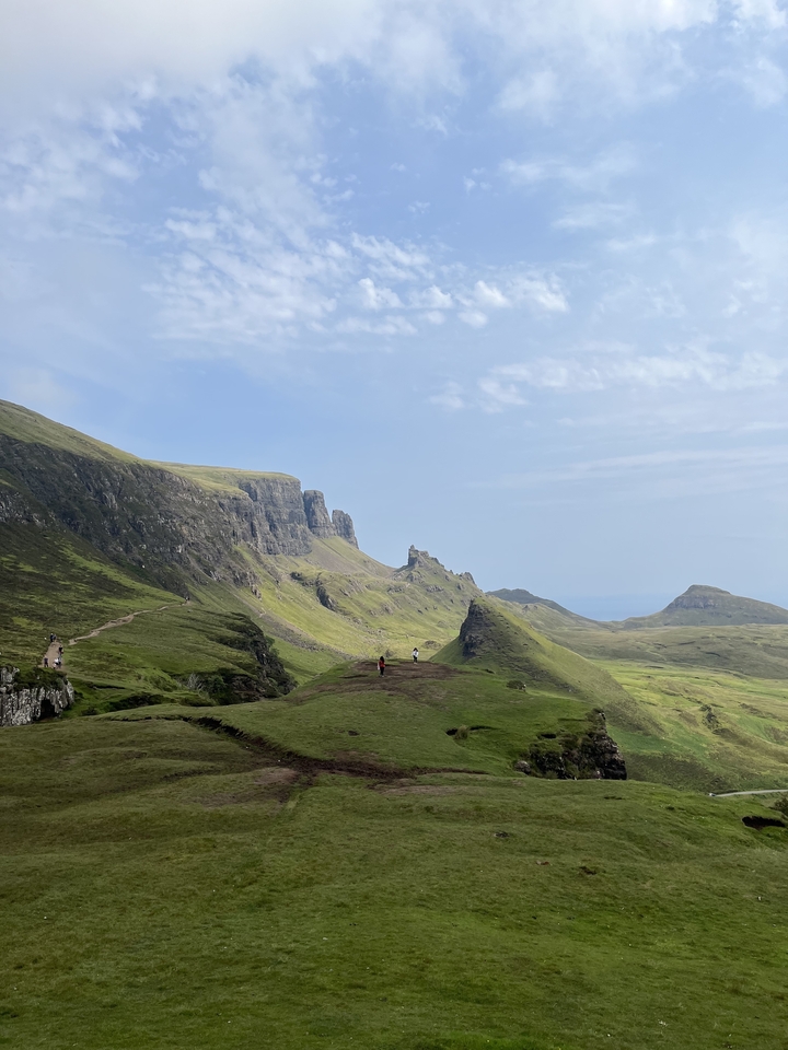 Vue panoramique de collines vertes et de falaises.