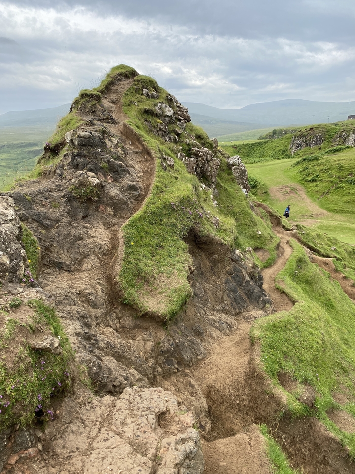 Sentiers sinueux à travers un paysage rocheux.