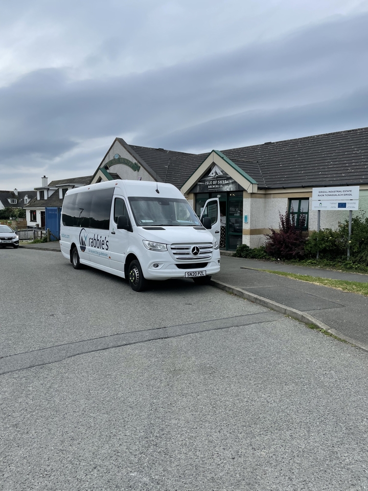 "Fourgon de tournée garé dans un village."