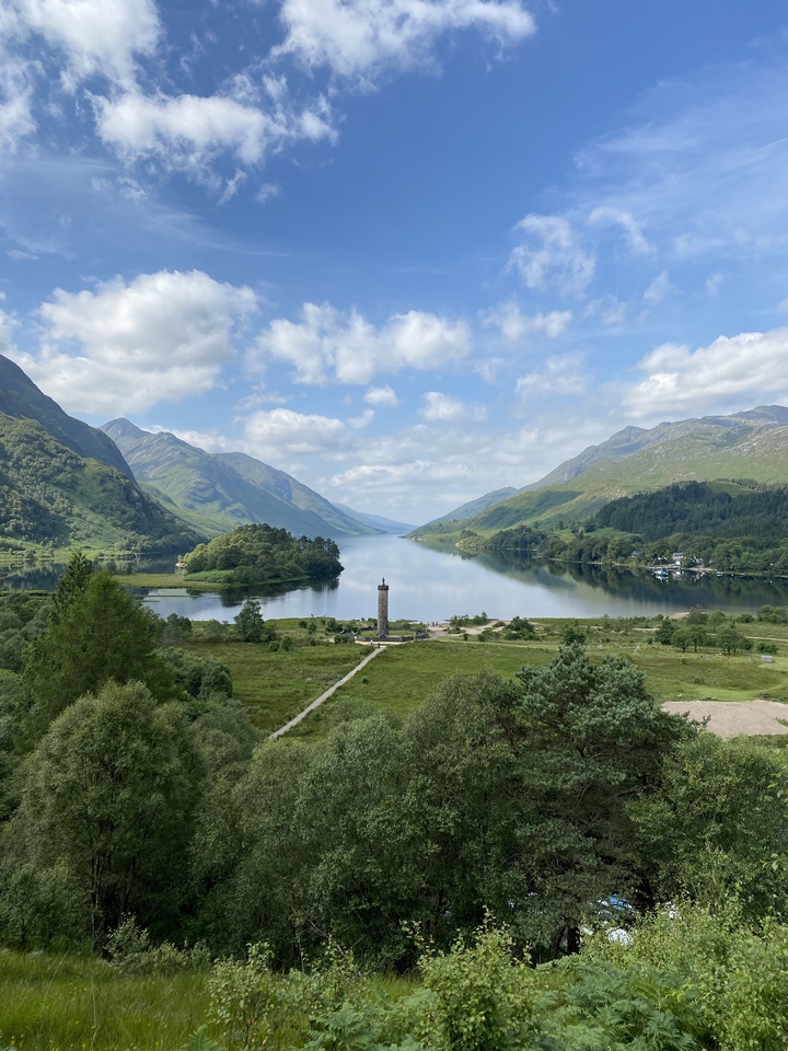 Vue pittoresque au bord du lac avec les collines environnantes.