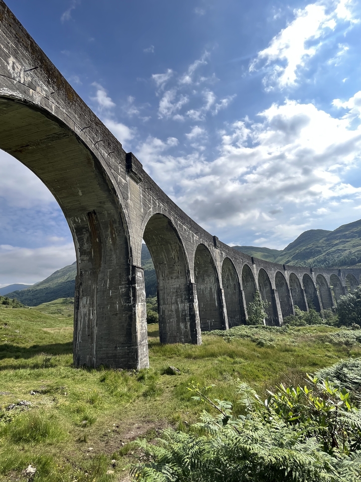Viaduc emblématique enjambant un paysage luxuriant.