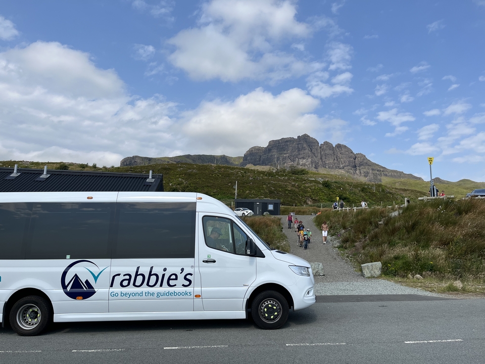 Véhicule touristique garé près d'une zone pittoresque.
