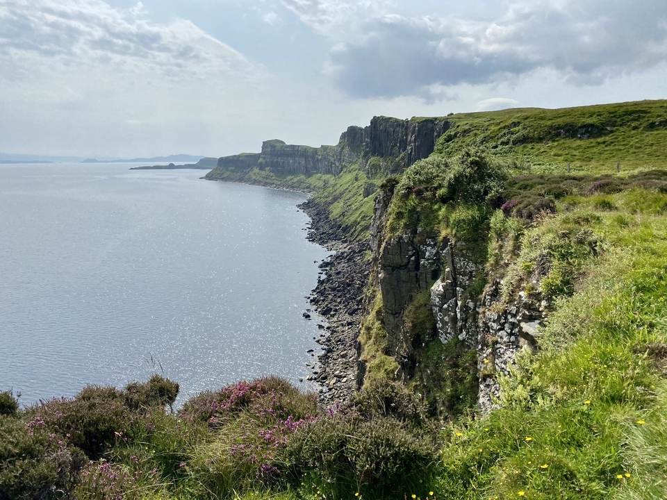 Panorama époustouflant de falaise avec étendue marine.