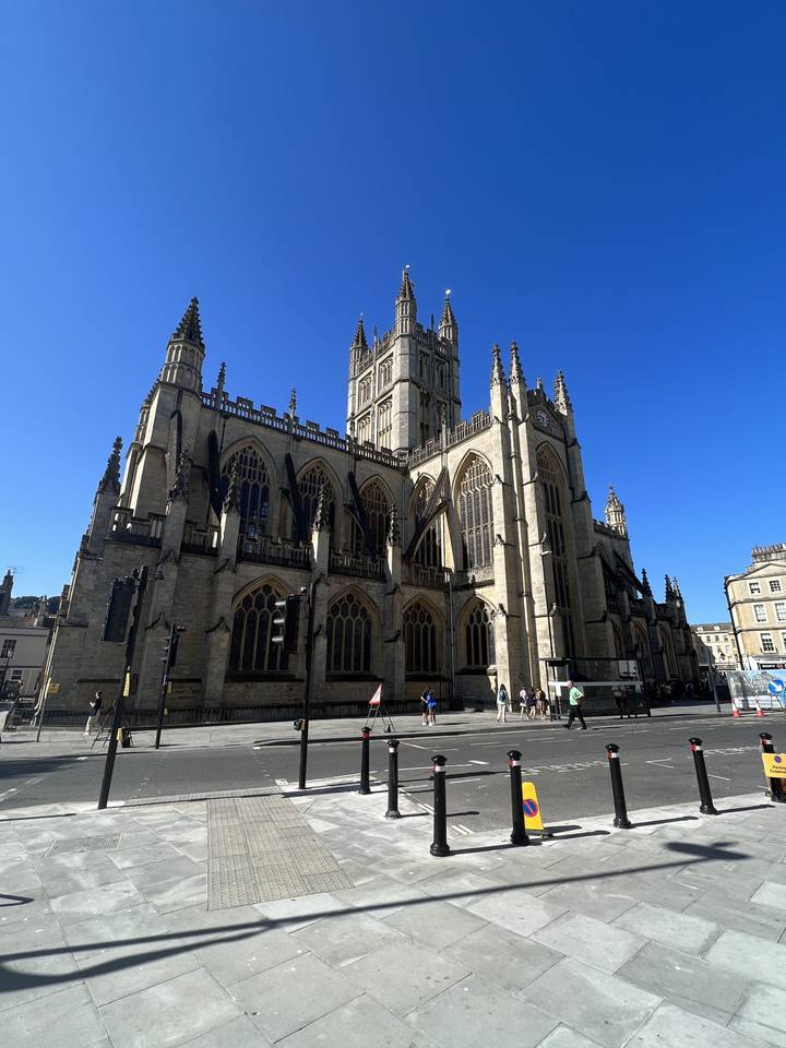 Architecture gothique d'un grand édifice religieux.