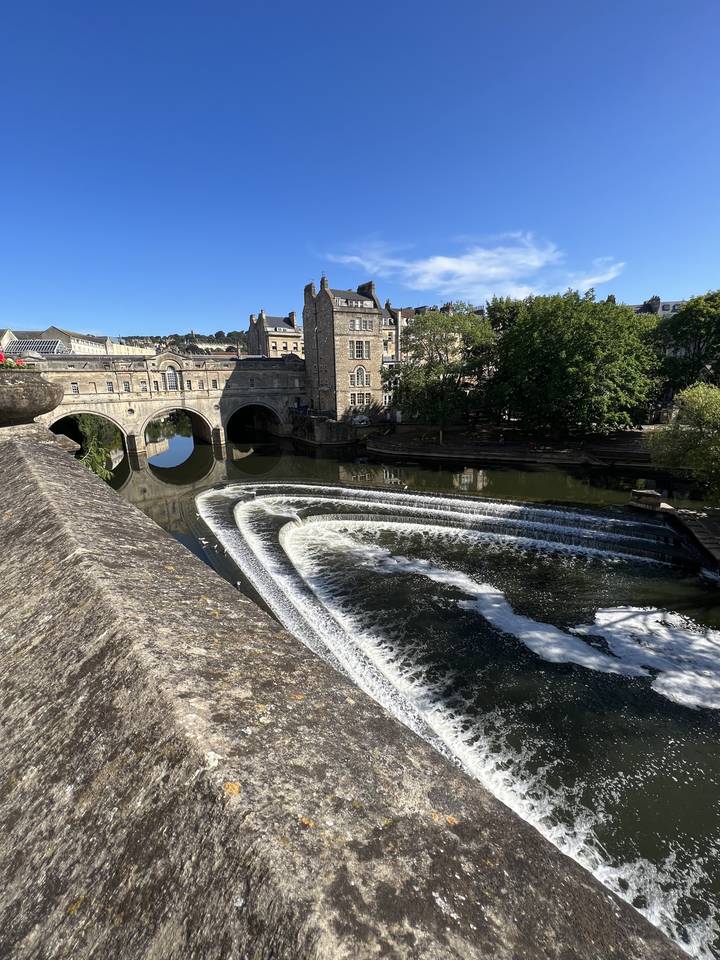 Vue du pont de Pulteney sur la rivière Avon avec déversoir.