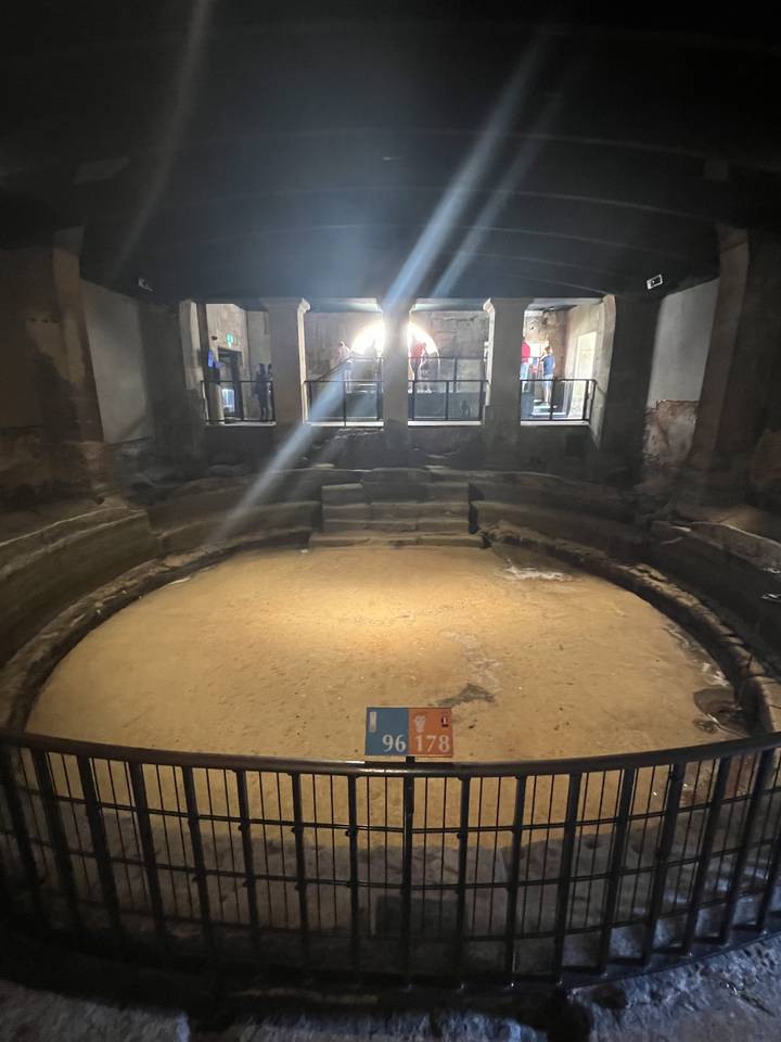 Vue intérieure des thermes romains avec architecture antique.