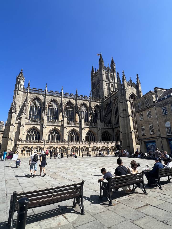 Architecture gothique d'un grand édifice religieux.