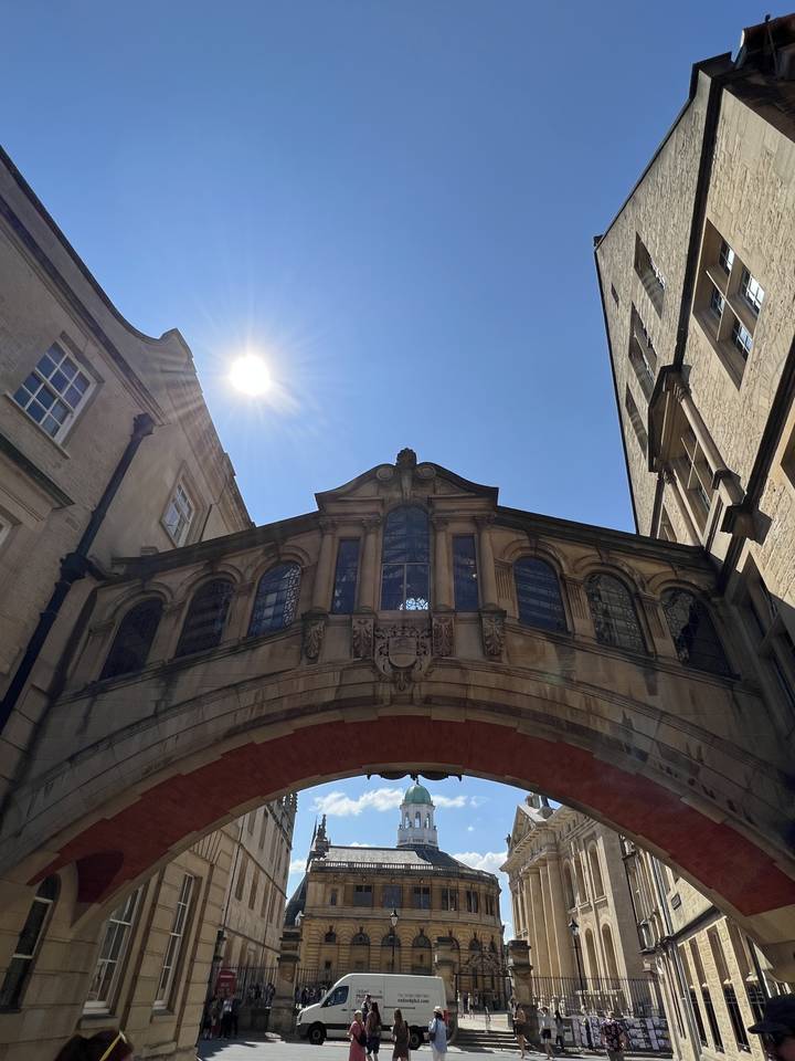Pont éclairé pittoresque au-dessus d'une rivière avec un ciel bleu.