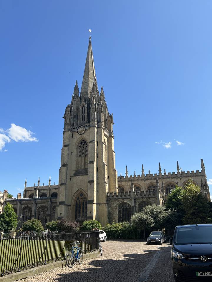 Église gothique avec une haute flèche et un clocher.