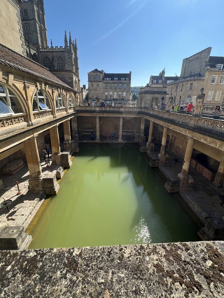Thermes romains avec bassin de baignade et colonnade historique.