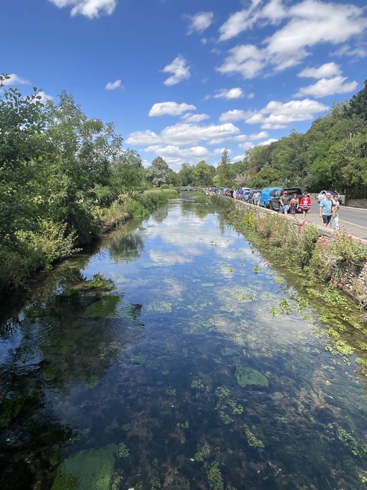 Scène extérieure pittoresque avec rivière et végétation au sommet des falaises.
