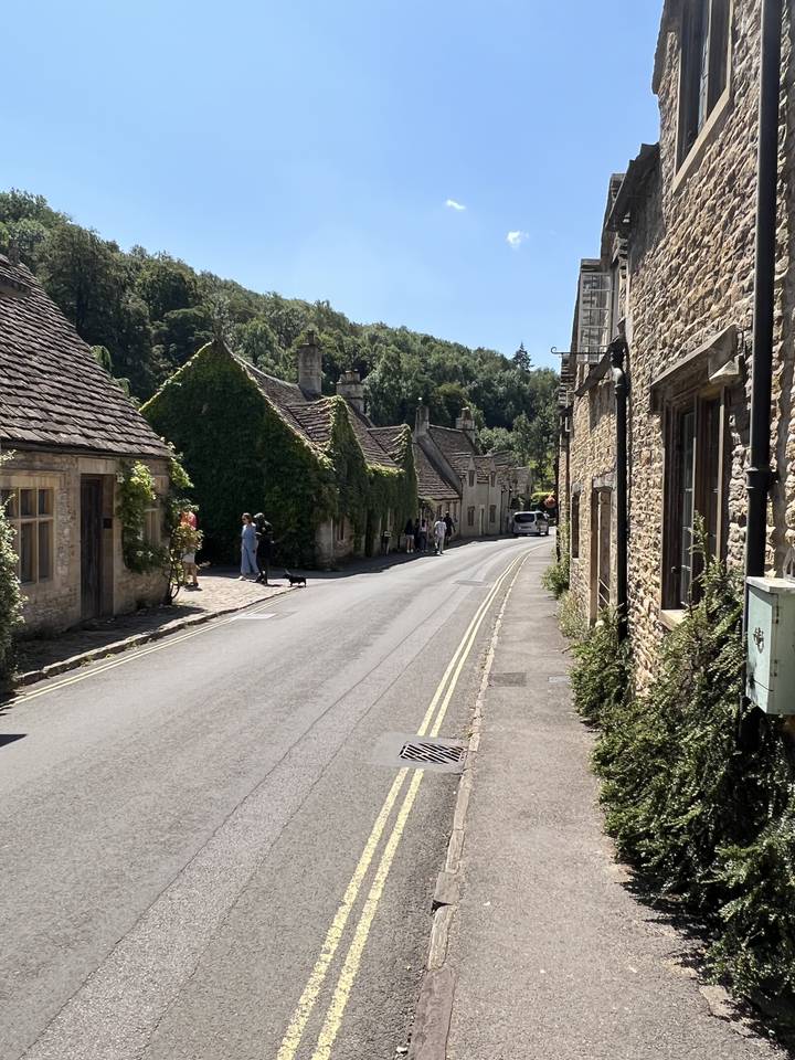 The text you provided appears to already be in French. Here's the translation to French:
"Rue de village pittoresque avec des maisons en pierre."
However, I should note that your original text "Quaint village street with stone-built houses" appears to be in English, not French as indicated. If you meant to translate from English to French, then the translation I provided above is correct.
