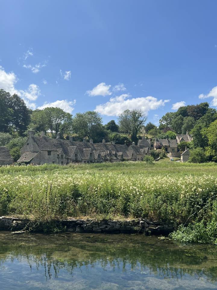 Campagne pittoresque avec des chaumières et de la verdure.