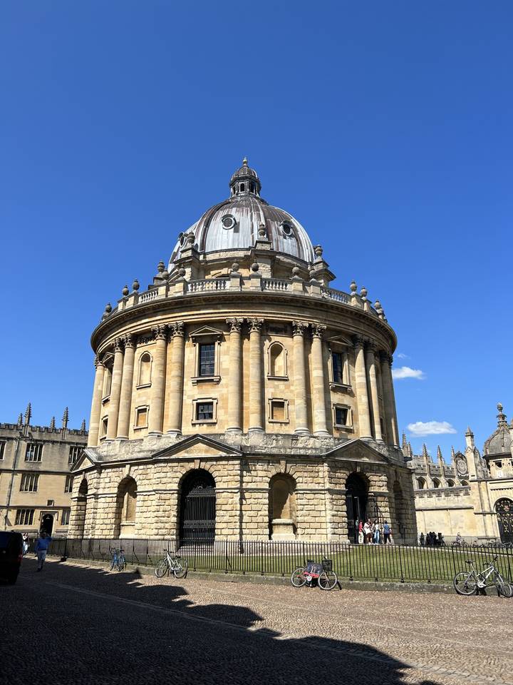 Bâtiment historique à coupole avec une architecture ornementée.