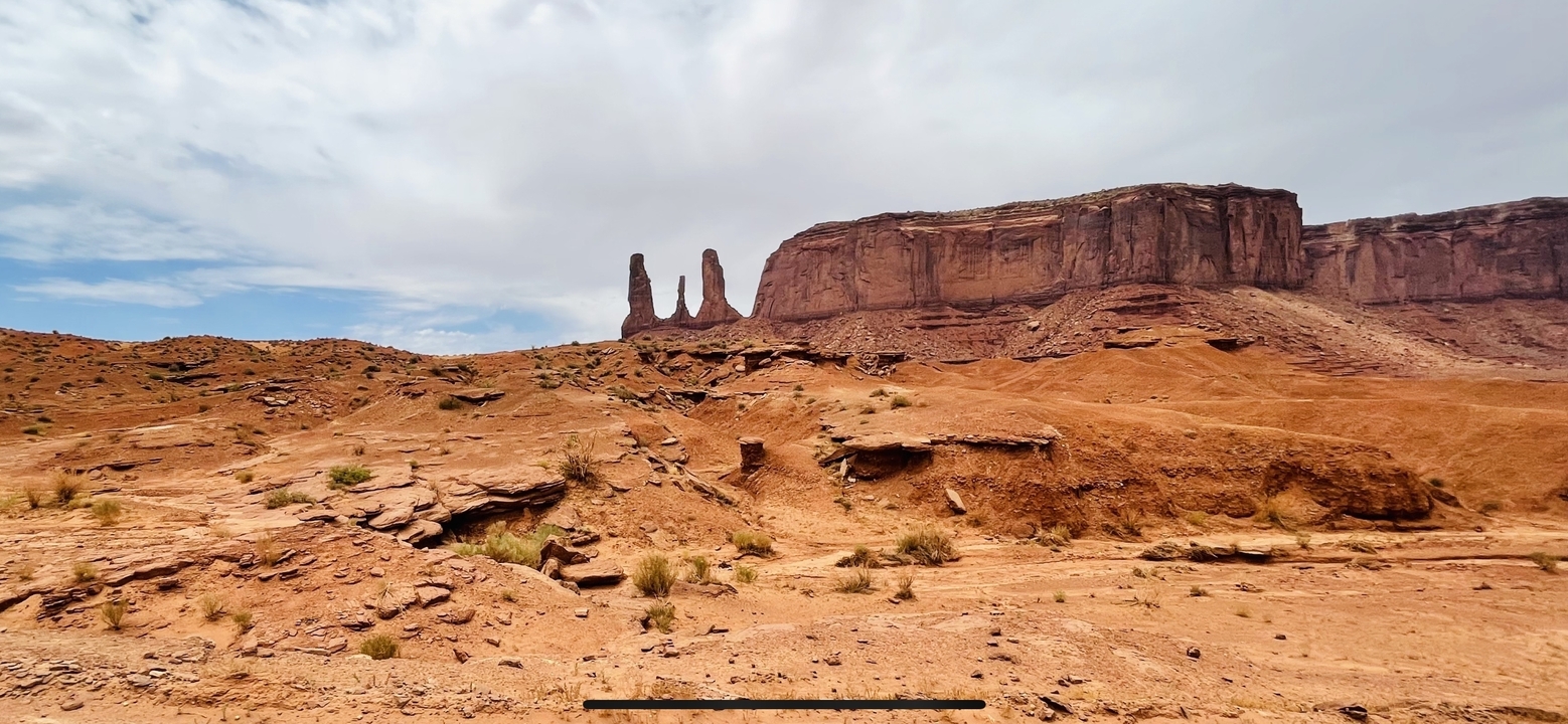 Paysage aride avec des formations rocheuses remarquables dans la Monument Valley.