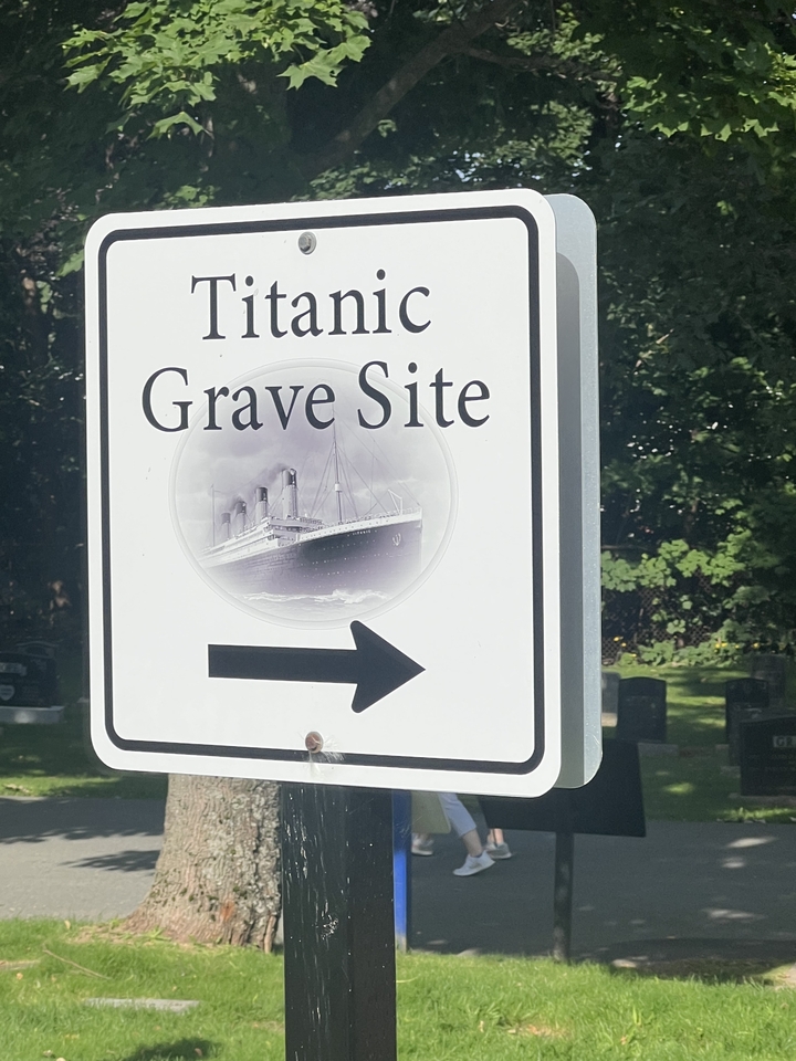 Panneau indiquant un « Site de sépulture du Titanic » avec une illustration.