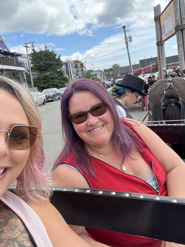 Deux femmes souriant dans une calèche.