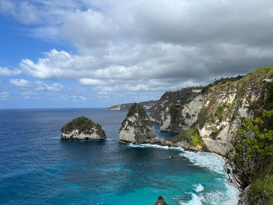Un paysage côtier pittoresque avec de grandes formations rocheuses.
