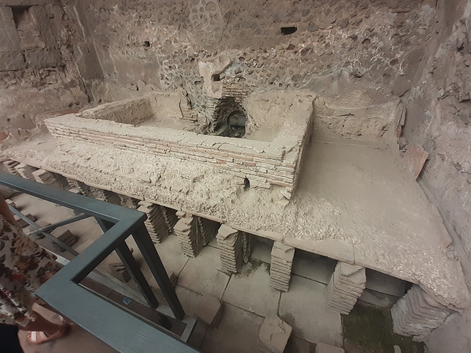 Ruines anciennes avec des structures en brique.