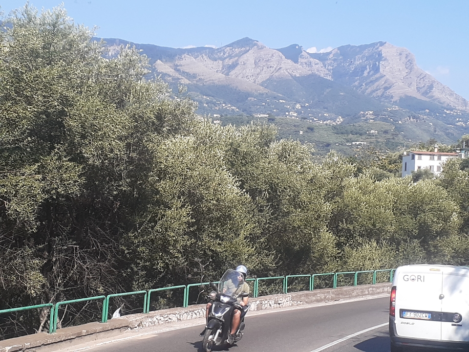 Personne faisant du vélo avec des montagnes en arrière-plan.