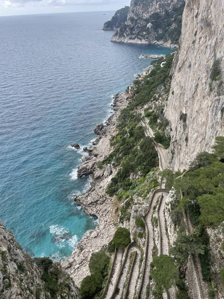 Vue panoramique d'un littoral avec une route sinueuse et l'océan.