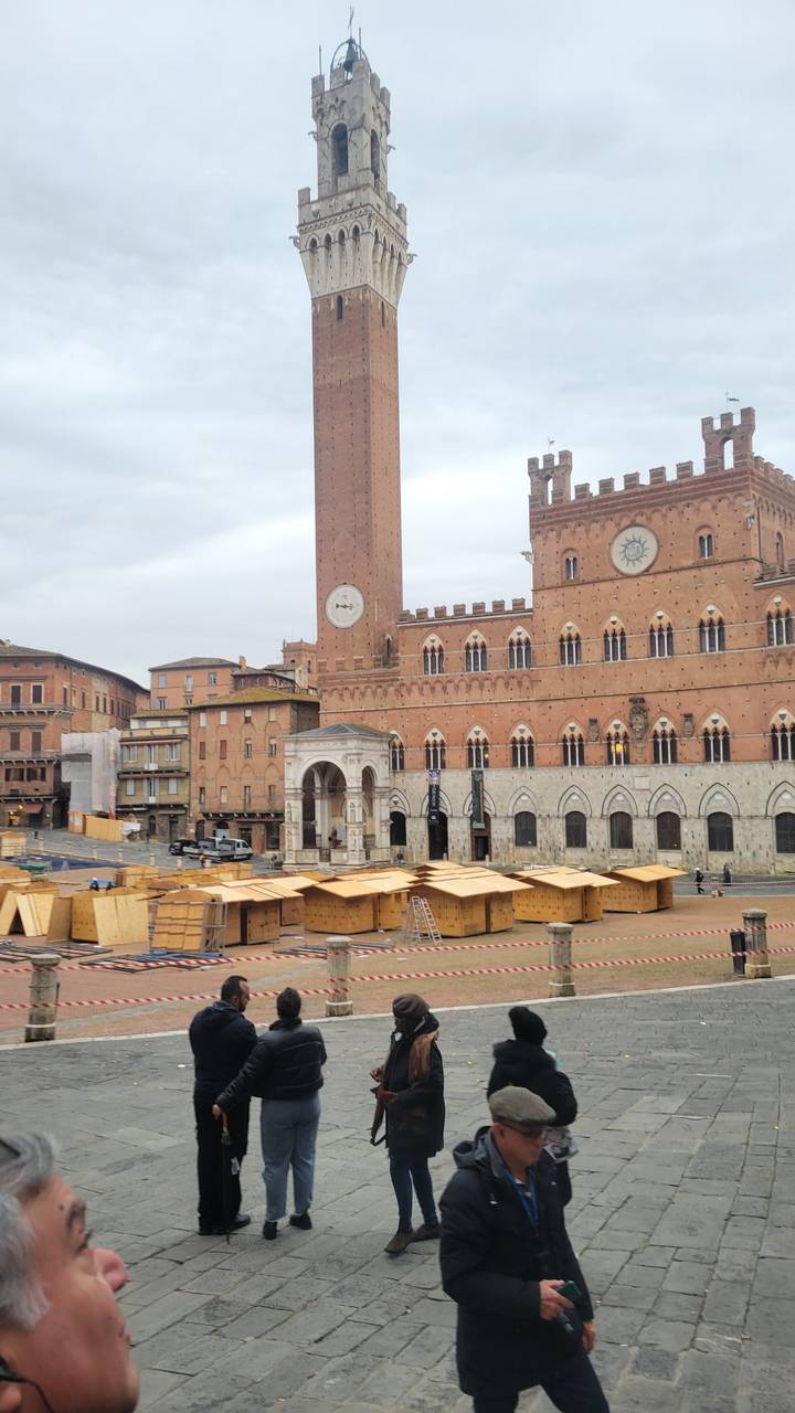 Vue en contre-plongée d'un bâtiment historique et d'une tour.
