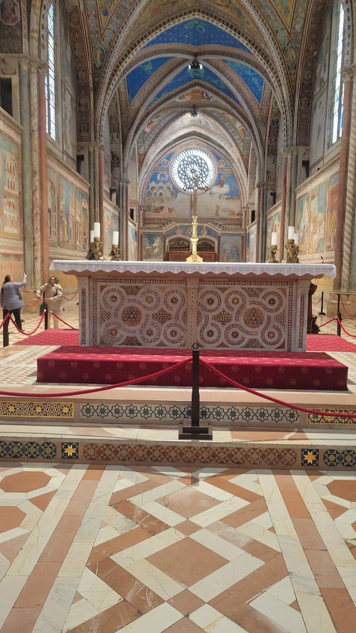 Intérieur d'une cathédrale avec des détails complexes.