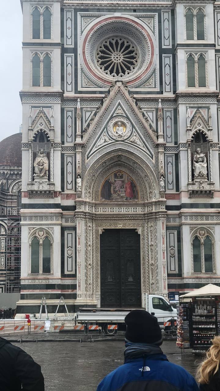 Façade d'une cathédrale décorée.