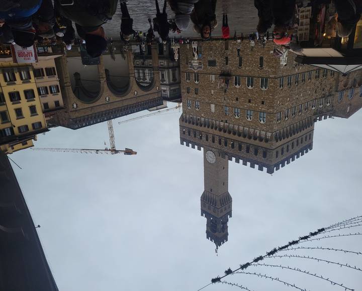 Tour historique et place avec piétons.