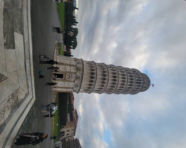 Tour penchée avec des touristes.