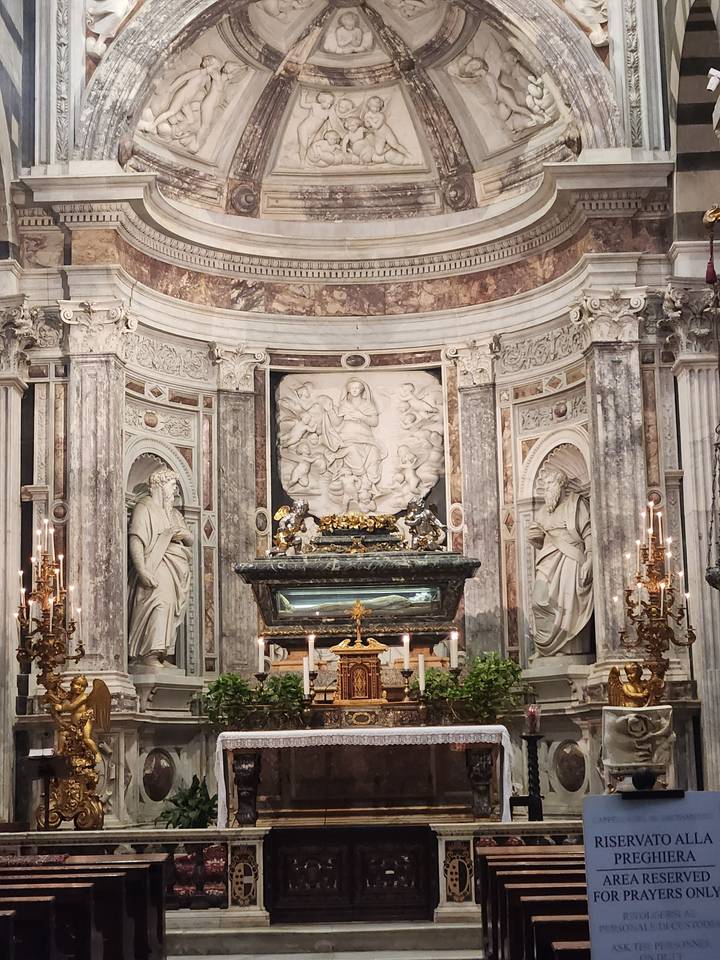 Intérieur d'une église grandiose avec des sculptures et décorations détaillées.