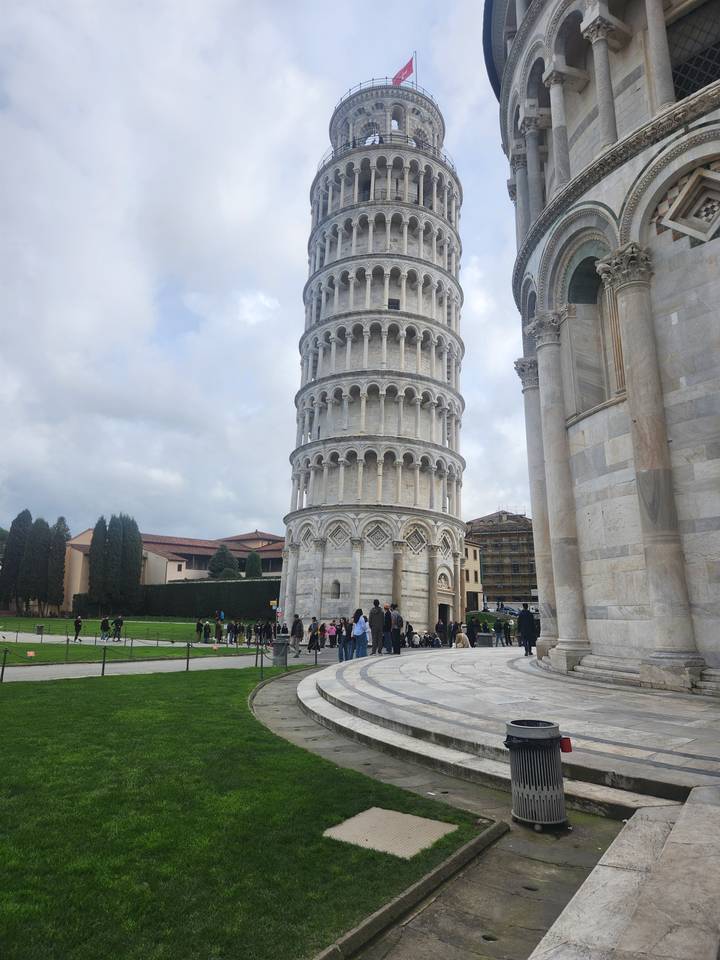 Tour penchée de Pise avec des touristes rassemblés à sa base.