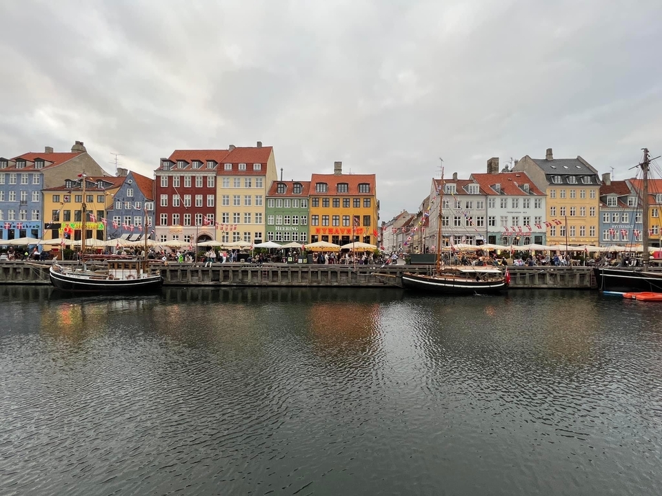 Bâtiments colorés le long d'un canal avec des bateaux.