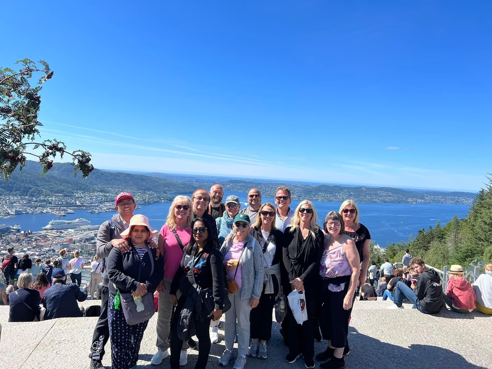 Groupe de touristes avec une vue panoramique de la ville.