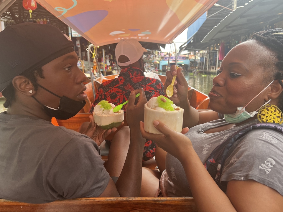 Des gens sur un bateau qui dégustent une glace à la noix de coco.